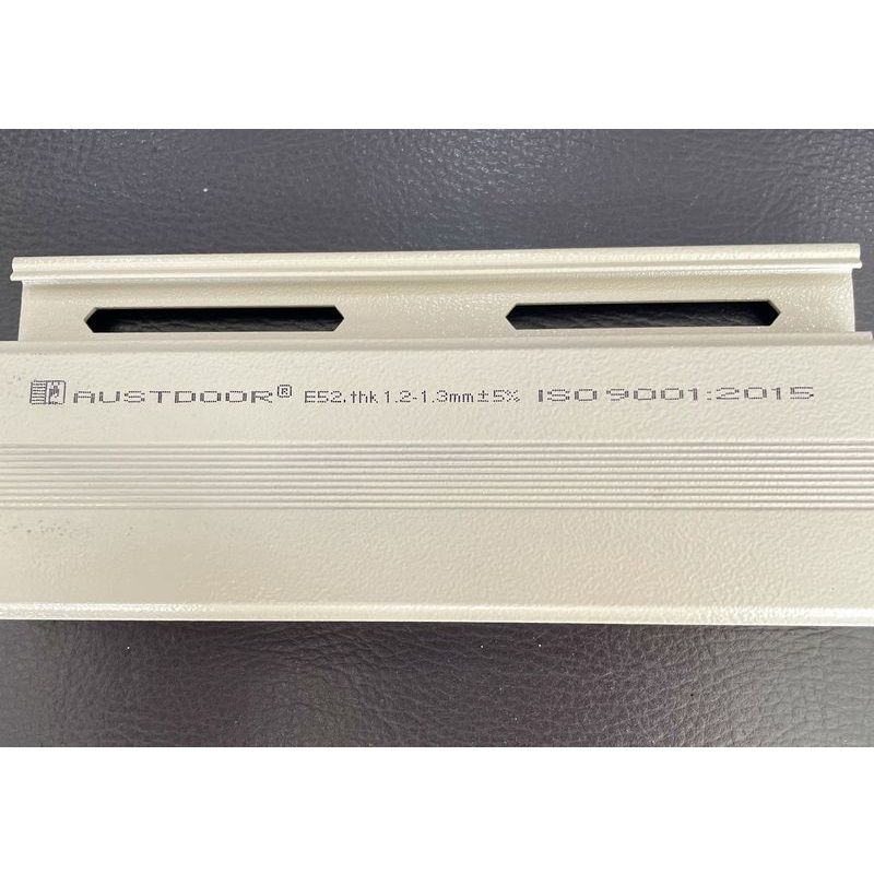 Cửa cuốn Austdoor E52 Độ dày: 1.2 - 1.3mm